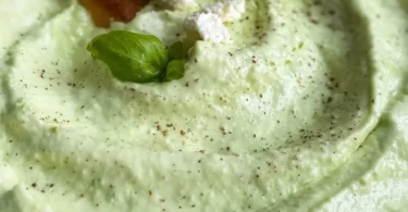 Leckeres Avocado-Feta-Dip in einer Schüssel.