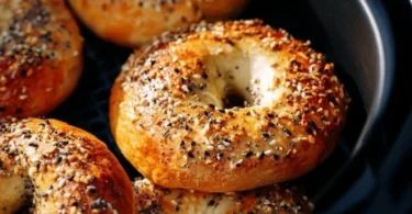 Leckere Bagels aus der Heißluftfritteuse, frisch gebacken und knusprig.