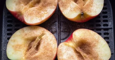 Bratapfel aus der Heißluftfritteuse mit Nüssen und Zimt