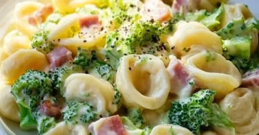 Leckere Brokkoli Schinken Pasta mit frischen Zutaten serviert.