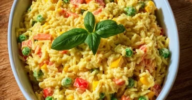 Bunter Reissalat mit Curry in einer Schüssel angerichtet