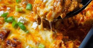 Cremiges Ofen-Gyros in Metaxa-Sauce auf einem Teller serviert