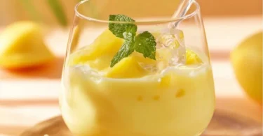 Eierlikörbowle mit Ananas und Sekt in einer eleganten Glaskaraffe serviert