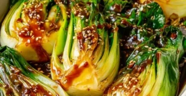 Einfacher Pak Choi zubereitet in 10 Minuten mit frischen Zutaten.