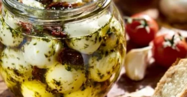 Eingelegter Mozzarella in aromatischen Kräutern und Olivenöl