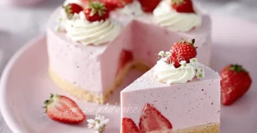 Leckerer Erdbeer-Quark-Kuchen mit frischen Erdbeeren und Quarkcreme
