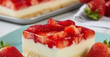 Erdbeerschnitten mit Pudding-Schmand-Creme auf einem Teller