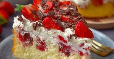 Fantakuchen vom Blech mit Schmand und Erdbeeren auf einem Teller