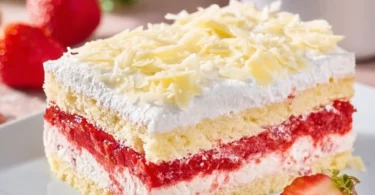 Frau-Holle-Kuchen auf einem Teller, dekoriert mit Puderzucker