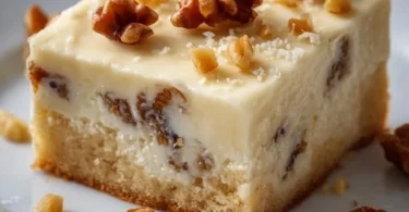 Kuchen mit Pudding und Walnüssen auf einem Teller