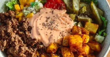 Gesunde Burger Bowl mit frischen Zutaten und bunten Belägen