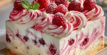 Himbeer-Wirbel-Käsekuchen mit frischen Himbeeren und cremigem Käse