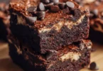 Hüttenkäse-Protein-Brownies auf einem Teller, gesund und schokoladig