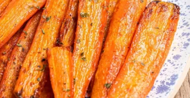 Gekochte Karotten aus dem Airfryer auf einem Teller
