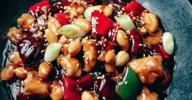 Leckeres Kung-Pao-Hühnchen mit Erdnüssen und Gemüse serviert auf einem Teller