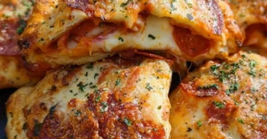 Knusprige Luftfritteusen-Calzonen auf einem Teller serviert