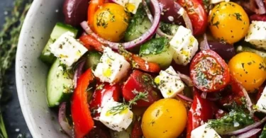 Mediterraner Salat für Grillabende mit frischen Zutaten.