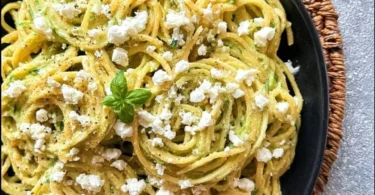 Pasta mit Zucchini-Soße serviert auf einem weißen Teller