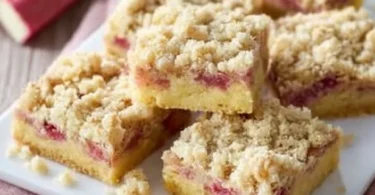 Leckere Rhabarberkuchen mit Streusel auf einem Blech