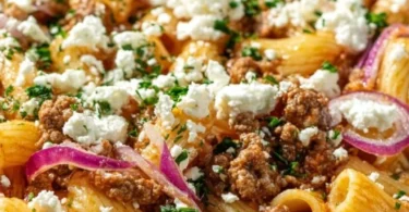 Schnelle Nudel-Hackfleisch-Pfanne mit Feta auf einem Teller serviert