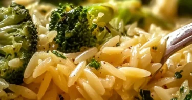 Schnelles Wohlfühlgericht auf einem Teller, frisch zubereitet und appetitlich angerichtet.