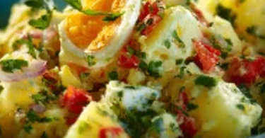 Türkischer Kartoffelsalat mit frischen Zutaten und aromatischen Gewürzen.