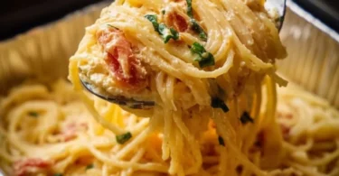 Überbackene Feta-Pasta im Ofen mit frischen Kräutern und Tomaten.